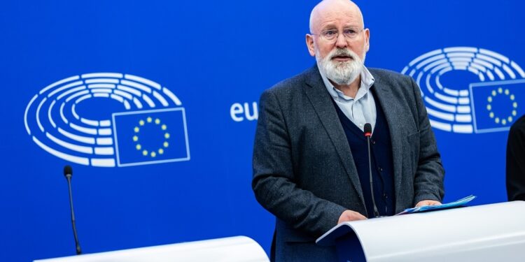 La Comisión propone reducir en un 90% las emisiones de los camiones para 2040