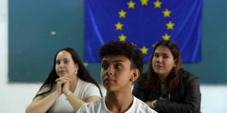Europa promete mejorar la educación de los niños en crisis y no dejar a nadie atrás