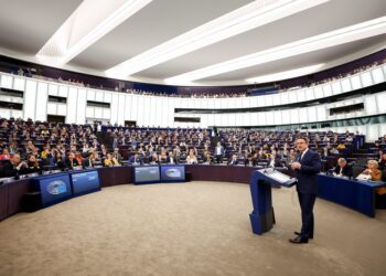 Xavier Bettel critica las leyes antiLGBT de Orbán durante su intervención en la Eurocámara