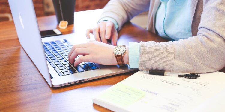 El Eurobarómetro muestra que los períodos de prácticas ayudan a los jóvenes a conseguir trabajo