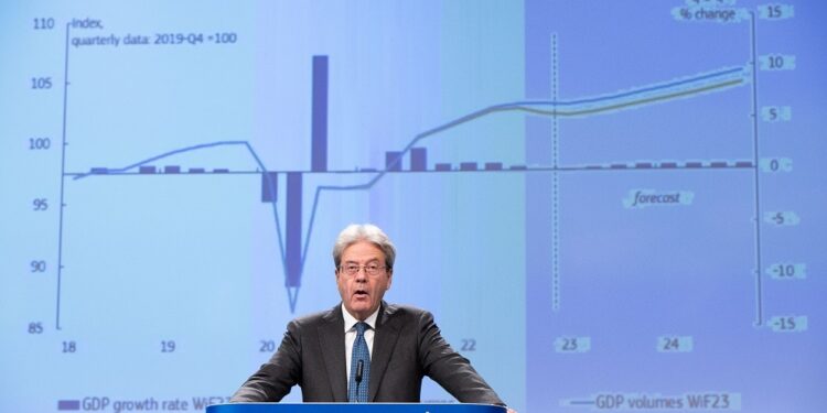Bruselas mejora las previsiones económicas y disipa la recesión