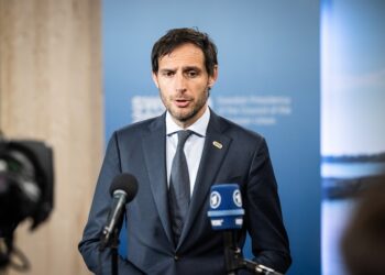 Von der Leyen propone a Hoekstra como responsable de clima tras la dimisión de Timmermans