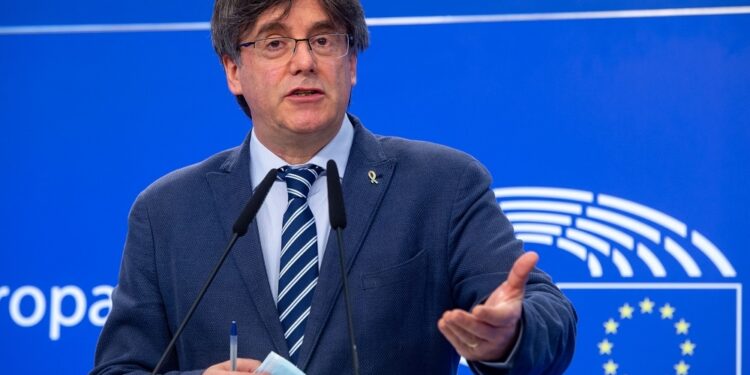 Puigdemont y Díaz ‘de acuerdo en explorar todas las soluciones democráticas’