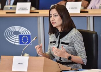 Los eurodiputados confirman a Iliana Ivanova como nueva comisaria