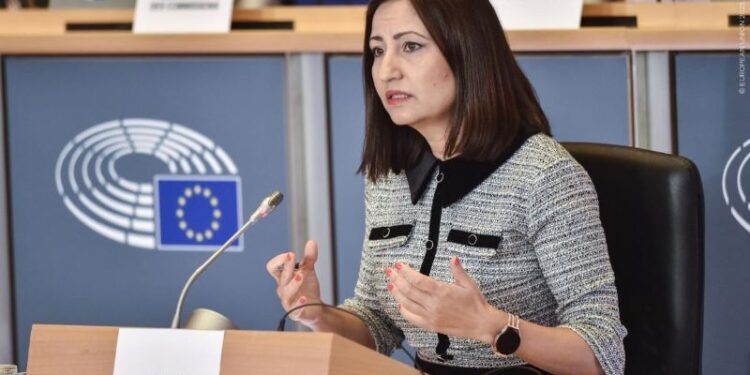Los eurodiputados confirman a Iliana Ivanova como nueva comisaria