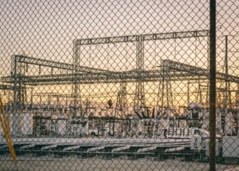 El Parlamento pide una reforma del mercado eléctrico que prohíba los cortes de suministro