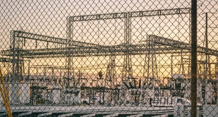 El Parlamento pide una reforma del mercado eléctrico que prohíba los cortes de suministro