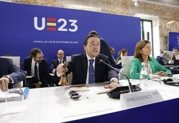 Albares anuncia que la Comisión abordará de nuevo el uso del catalán, gallego y euskera en la UE