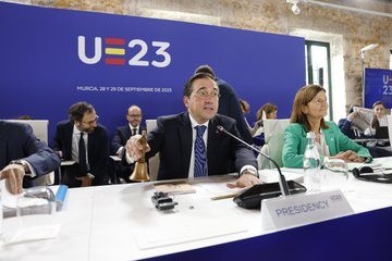 Albares anuncia que la Comisión abordará de nuevo el uso del catalán, gallego y euskera en la UE