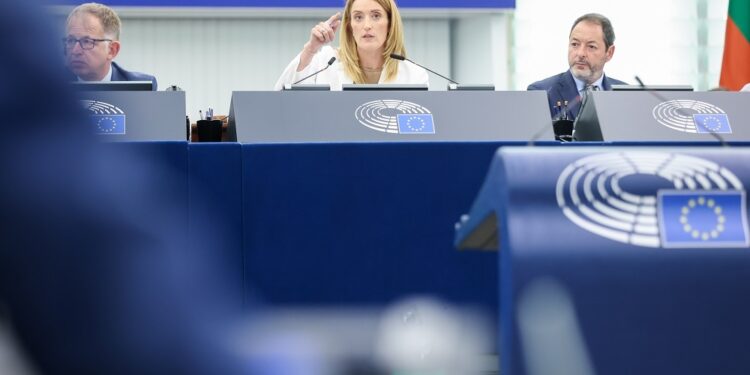 La Eurocámara pide que se deje de cobrar por las maletas de mano