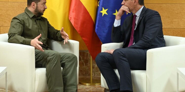 Sánchez y Zelenski mantienen una reunión bilateral en la Cumbre UE de Granada
