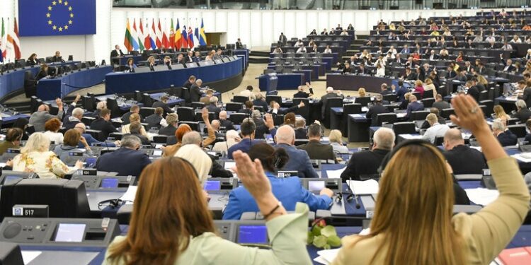 El Parlamento insta a los 27 a sancionar a Azerbaiyán por el ataque a Nagorno-Karabaj