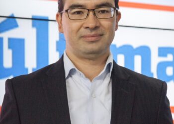 Elecciones Ecuador: DEL CANDIDATO DEL CARTÓN AL PRESIDENTE DE CARNE Y HUESO