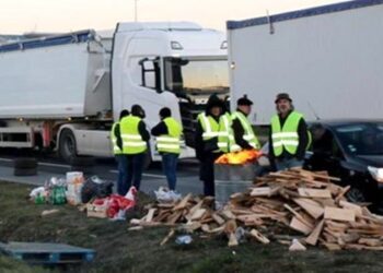 Viticultores franceses bloquean camiones españoles y derraman su carga de vino