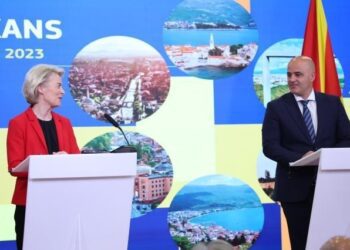 Von der Leyen aterriza en Macedonia del Norte con un plan de crecimiento y reformas