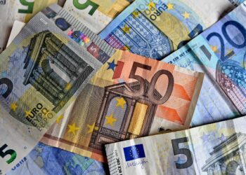El PIB baja un 0,1% en la eurozona en el tercer trimestre y sube un 0,1% en la UE