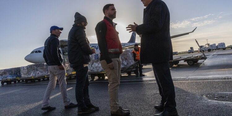 La UE manda el octavo avión con ayuda humanitaria a Gaza