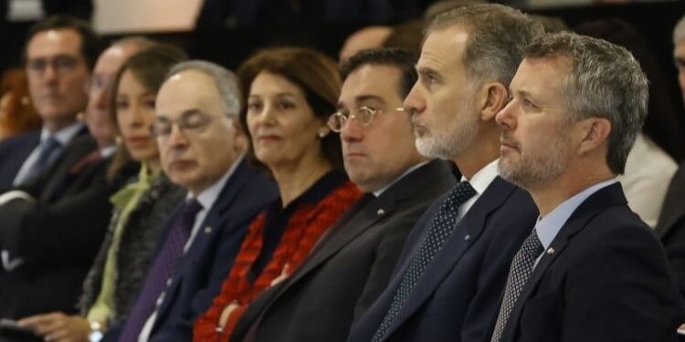 Felipe VI asegura que España y Dinamarca “lideran el sector europeo de las energías limpias”