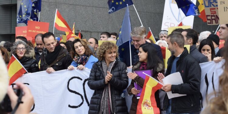 Una concentración convocada en Bruselas por el PP pide «ayuda» a las instituciones europeas contra la amnistía