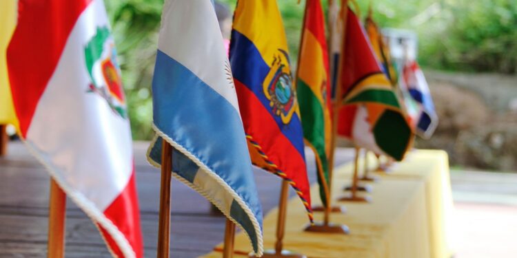 La UE aboga por reforzar las relaciones con América Latina y el Caribe