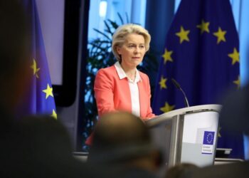 Von der Leyen anima a crear una alianza global contra el tráfico de migrantes