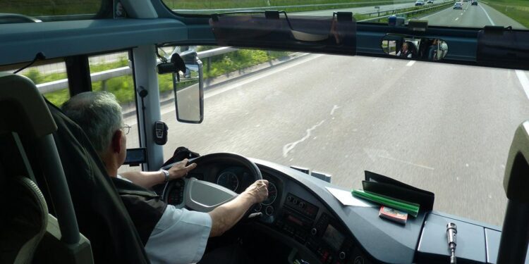 Seguridad vial: el Consejo revisa las normas para los conductores de autobuses