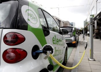 La UE extiende tres años la imposición de aranceles a vehículos eléctricos en Reino Unido
