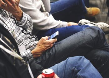 El Parlamento quiere establecer reglas europeas para combatir la adicción digital