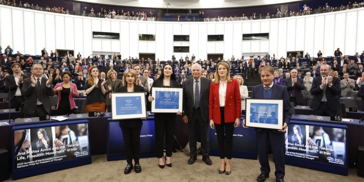 La Eurocámara concede el premio Sájarov a Masha Amini