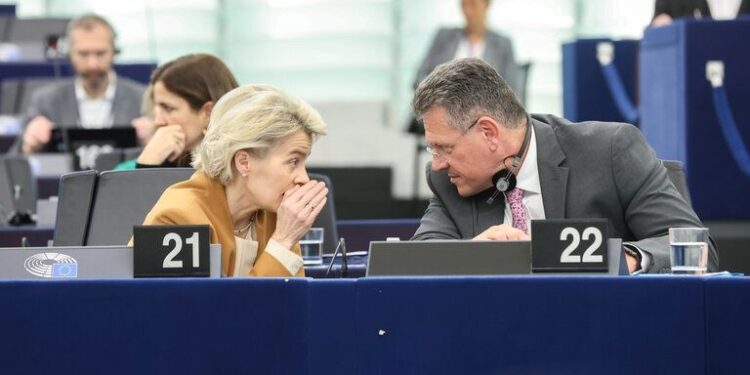 El Parlamento insta al Consejo a abrir negociaciones de adhesión con Ucrania y Moldavia