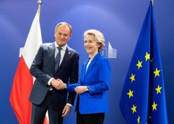 Von der Leyen promete a Tusk 5.000 millones de euros para antes de final de año