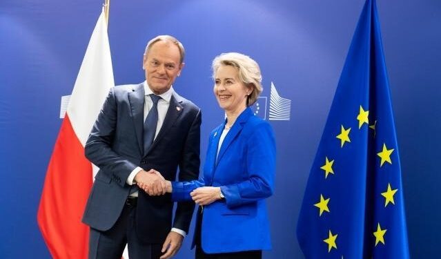 Von der Leyen promete a Tusk 5.000 millones de euros para antes de final de año