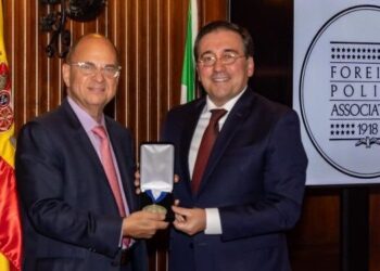 Albares ensalza el multilateralismo y la “nueva política exterior española” tras recibir la Medalla de la FPA