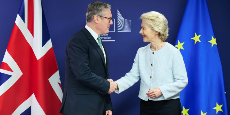Von der Leyen insta a Starmer a fortalecer la cooperación entre la UE y Reino Unido
