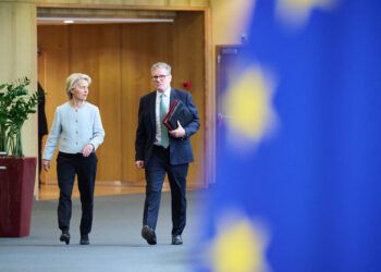 Bruselas y Reino Unido promueven una relación «estable, positiva y con visión de futuro» y acuerdan intensificar su colaboración