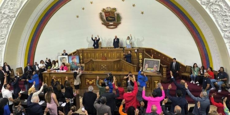 Albares califica de “inaceptables” los ataques de Venezuela a la monarquía española