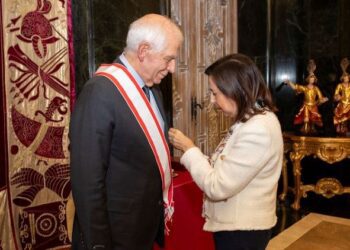 Margarita Robles concede a Josep Borrell la Gran Cruz del Mérito Aeronáutico