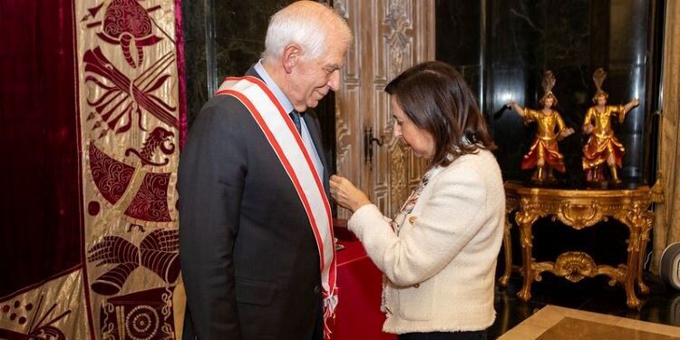 Margarita Robles concede a Josep Borrell la Gran Cruz del Mérito Aeronáutico