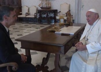 Sánchez invita al Papa a visitar Canarias con motivo de la crisis migratoria y a Sevilla para asistir a la Cumbre de Desarrollo