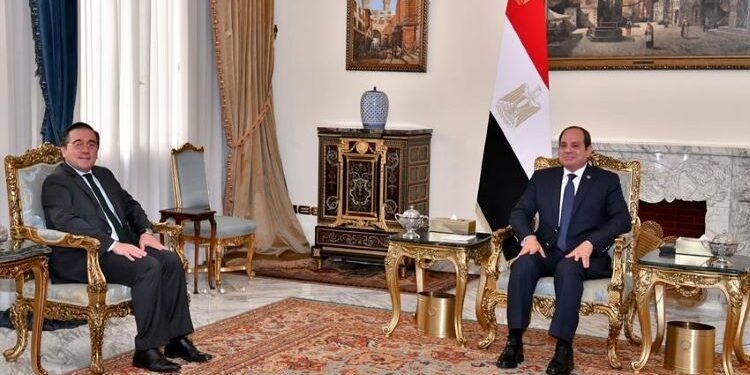 Albares traslada al presidente Al Sisi el interés de las empresas españolas por invertir en Egipto