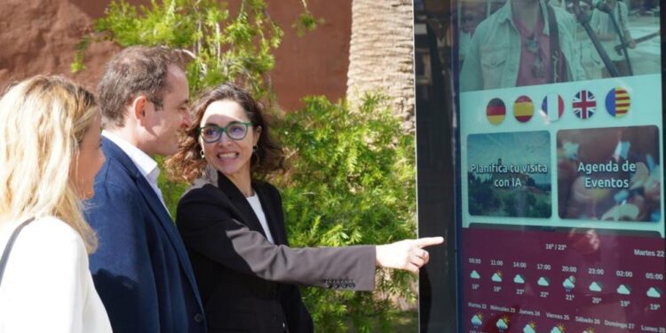 Representante Comisión visita el proyecto de implantación de la estrategia comercial digital de atención al turista en Benicàssim
