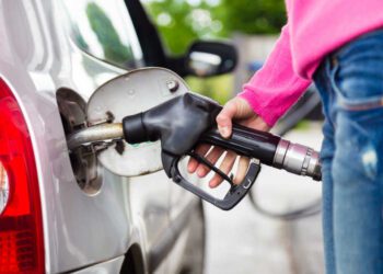 Los precios del combustible y del lubricante para vehículos descienden un 6,1% respecto a 2023
