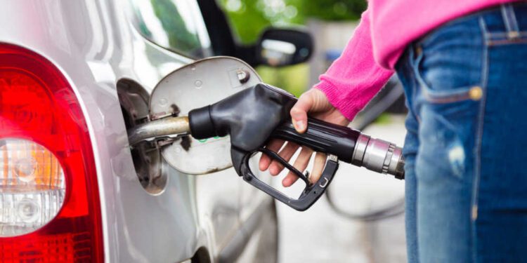 Los precios del combustible y del lubricante para vehículos descienden un 6,1% respecto a 2023