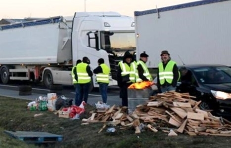Agricultores franceses bloquean la entrada de camiones desde España en el paso fronterizo de La Junquera