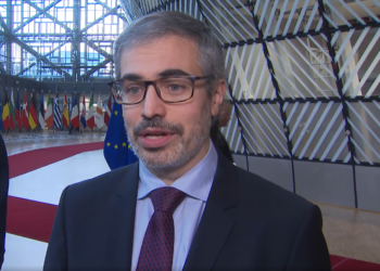 España rechaza reabrir los objetivos de emisión de coches para 2025, pero pide apoyo al sector