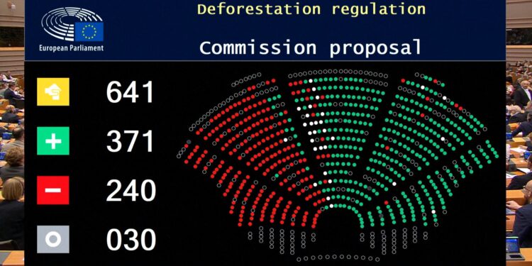La Eurocámara apoya aplazar un año la aplicación de la ley de deforestación de la UE