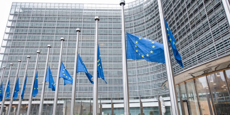 Las banderas de la UE en las instituciones europeas en Bruselas ondean a media asta por las víctimas de las inundaciones en el Levante español