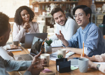 Una cuarta parte de los jóvenes europeos trabajan y estudian al mismo tiempo