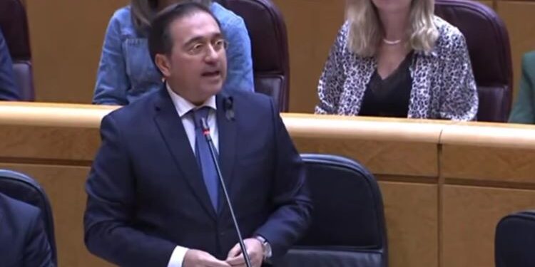 Albares acusa al PP de “irresponsabilidad, falta de lealtad y falta de patriotismo” por rechazar a Ribera