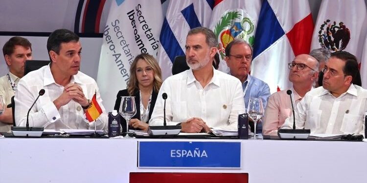 El Rey y Albares asisten a la Cumbre Iberoamericana, donde recibirán el testigo de la edición de 2026